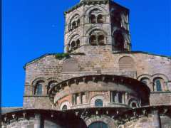 Foto visites guidées de la basilique d'Orcival pour les enfants