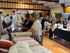 Foto marché et puces des couturières avec exposition de patchworks