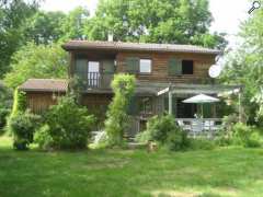 photo de Maison en bois dans village en campagne - CUNLHAT-