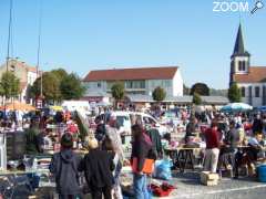 фотография de BROCANTE - EXPO VOITURES ANCIENNES - RESTAURATION MOULES FRITES